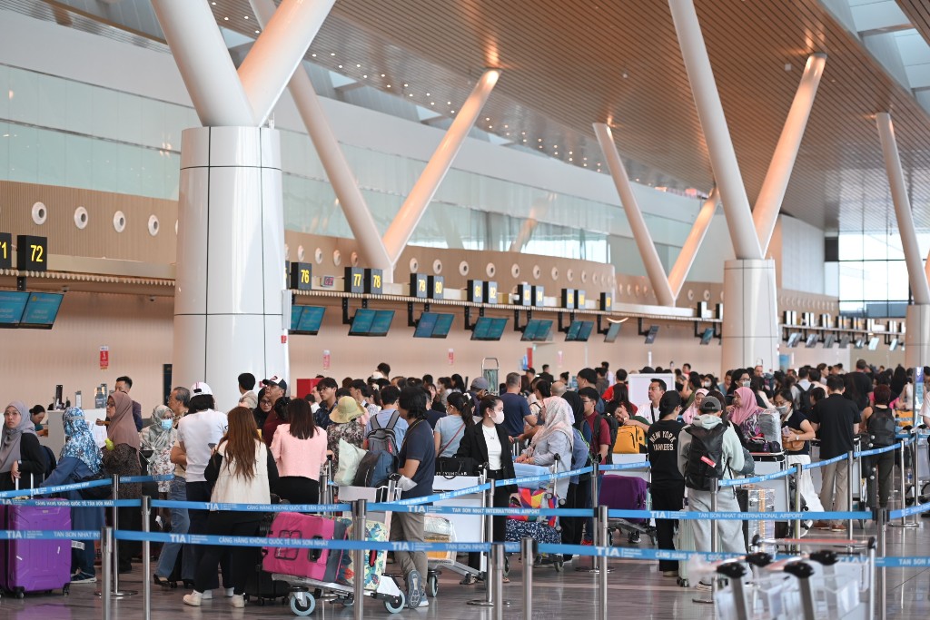 Tổng sản lượng vận chuyển toàn thị trường dịp Tết Dương lịch đạt 1,33 triệu khách và 16,36 nghìn tấn hàng hóa